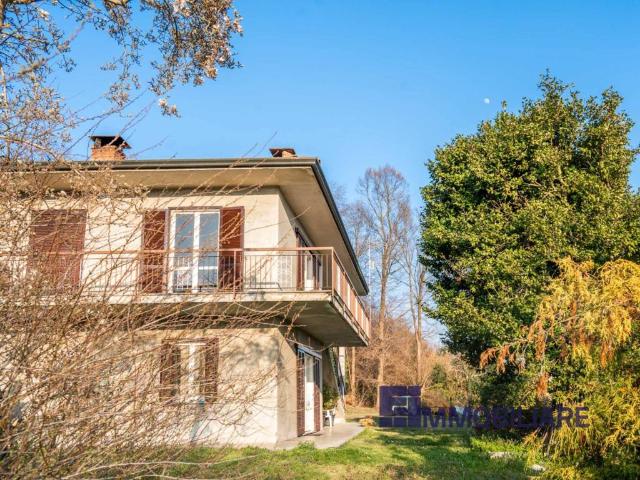 Villa Indipendente in vendita a Angera, Lombardia