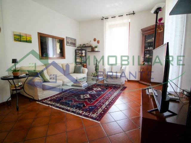 Villa Indipendente in vendita a Angera, Lombardia