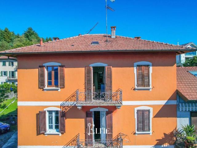 Villa Indipendente in vendita a Angera, Lombardia