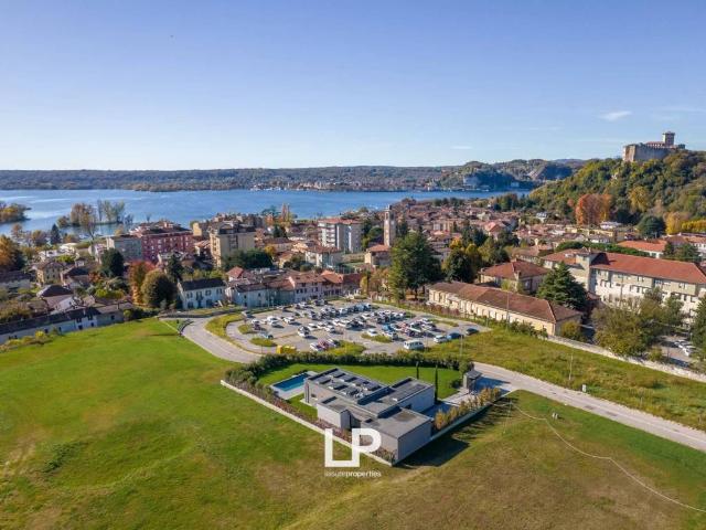 Villa Indipendente in vendita a Angera, Varese