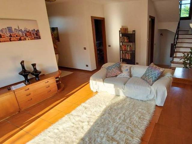 Villa Indipendente in vendita a Angera, Lombardia
