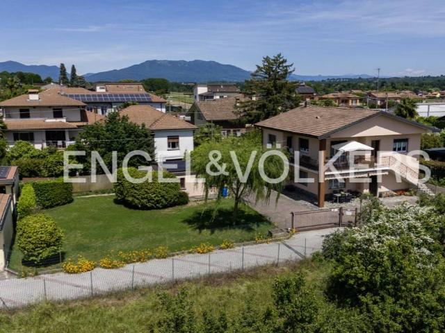 Villa Indipendente in vendita a Angera, Varese