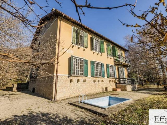 Villa Indipendente in vendita a Angera, Varese