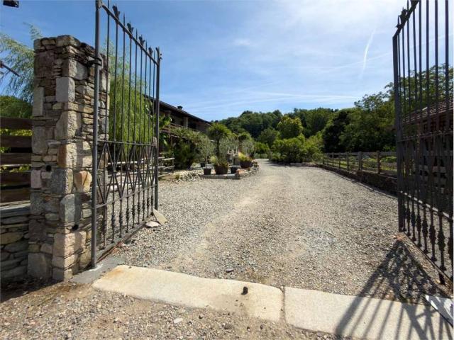Villa Indipendente in vendita a Angera, Lombardia