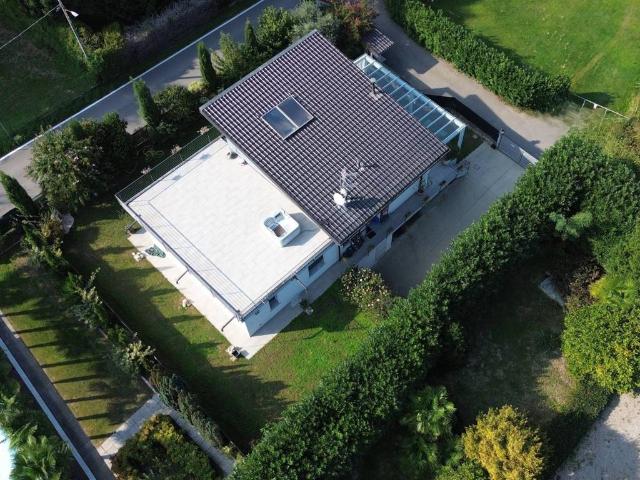 Villa Indipendente in vendita a Barzola, Angera