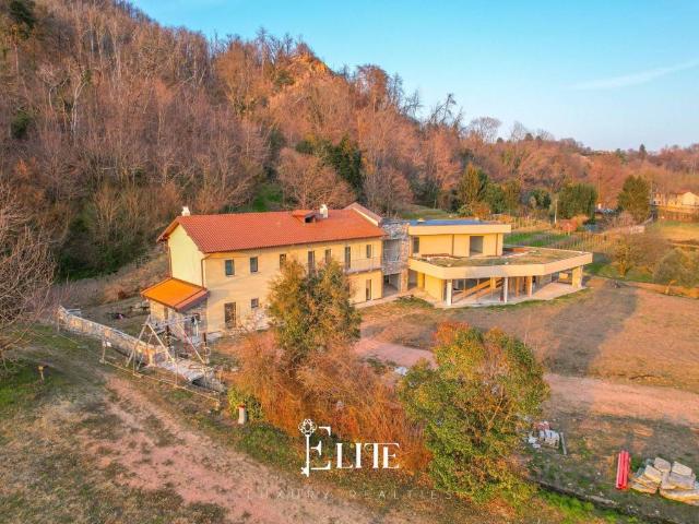 Villa Indipendente in vendita a Angera, Lombardia