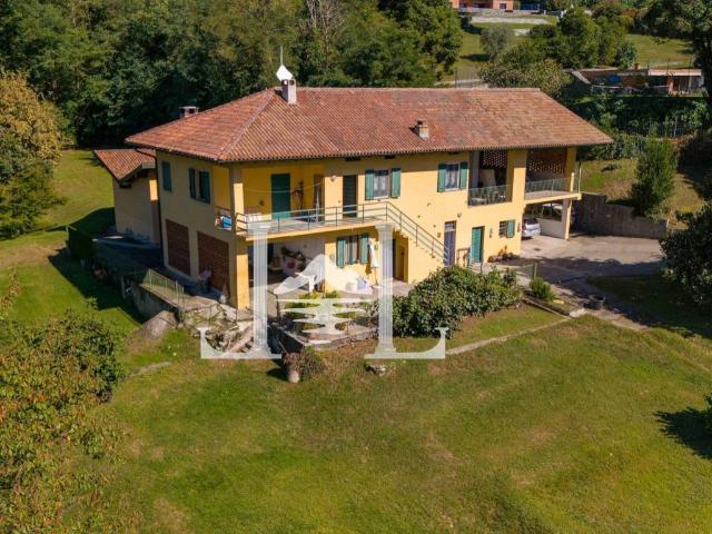 Villa Indipendente in vendita a Angera, Varese