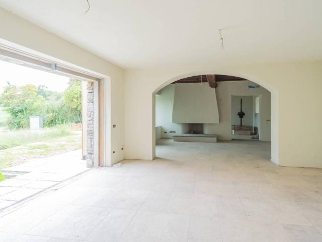 Villa Indipendente in vendita a Angera, Lombardia