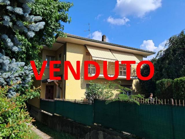 Villa Indipendente in vendita a Angera, Lombardia