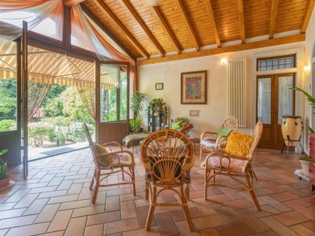 Villa Indipendente in vendita a Barzola, Angera
