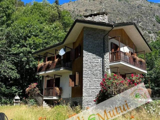 Villa Indipendente in vendita a Antey Saint André, Aosta