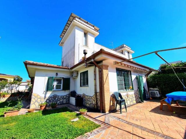 Villa Indipendente in vendita a Lido di Marechiaro, Roma Capitale