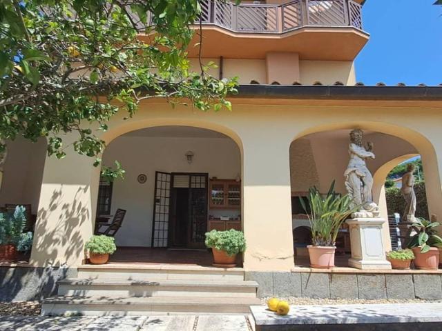 Villa Indipendente in vendita a Lido di Marechiaro, Roma Capitale