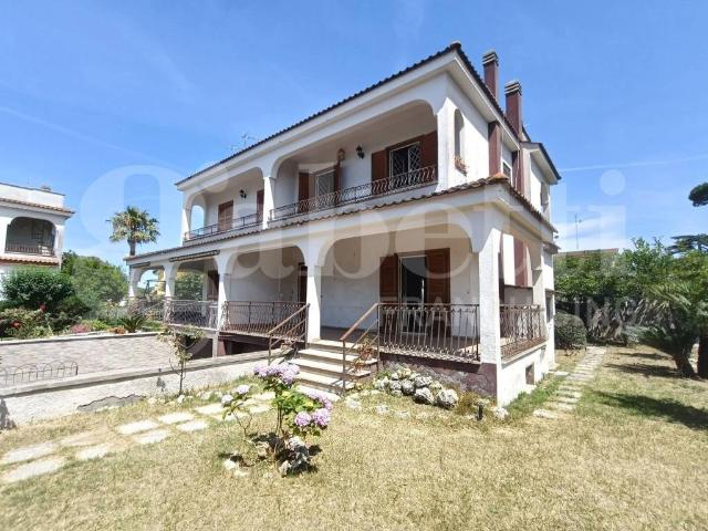 Villa Indipendente in vendita a Piscinari, Roma Capitale