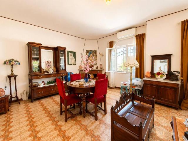 Villa Indipendente in vendita a Lido di Marechiaro, Roma Capitale