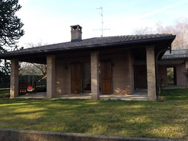 Villa Indipendente in vendita a Oltrona San Mamette, Lombardia