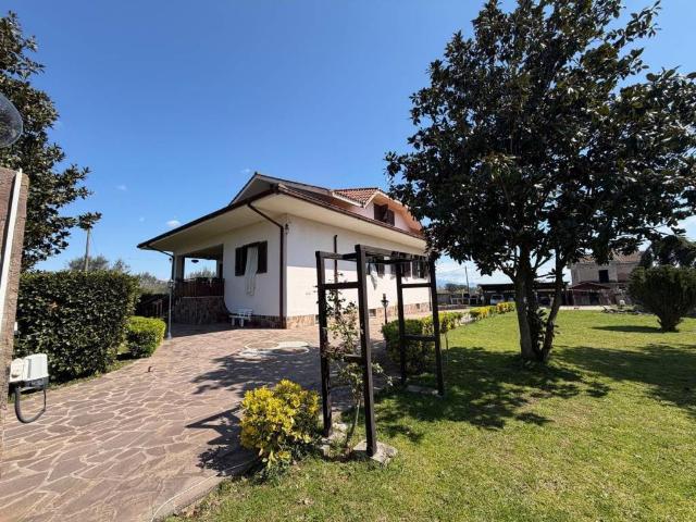 Villa Indipendente in vendita a Aprilia, Lazio