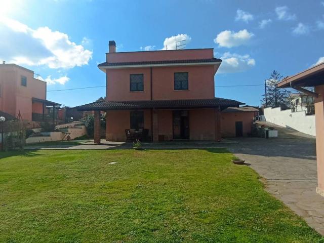 Villa Indipendente in vendita a Aprilia, Lazio