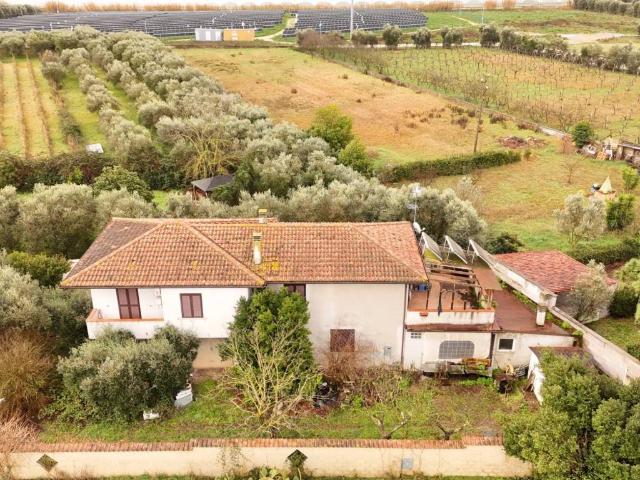 Villa Indipendente in vendita a Aprilia, Lazio