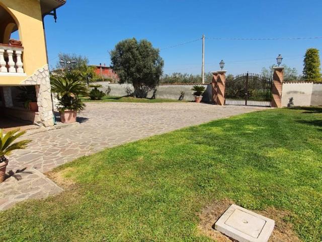 Villa Indipendente in vendita a Aprilia, Lazio