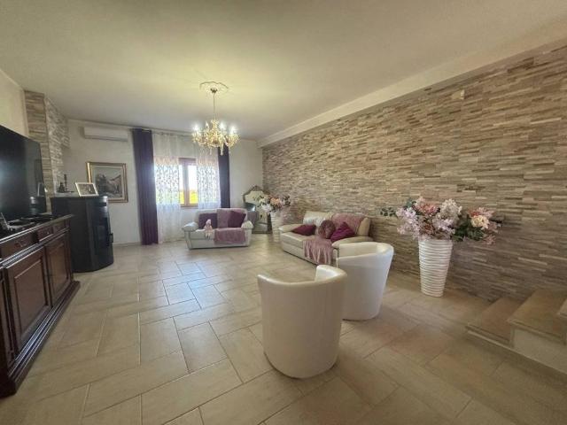 Villa Indipendente in vendita a Aprilia, Lazio
