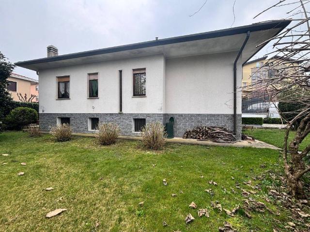 Villa Indipendente in vendita a Comunità Montana del Piambello, Arcisate