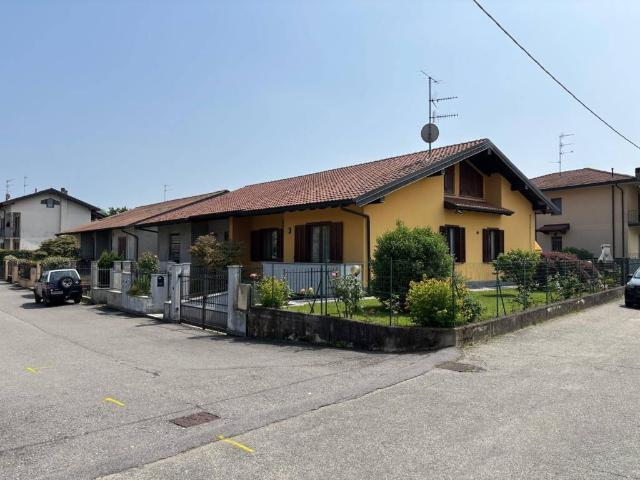 Villa Indipendente in vendita a Comunità Montana del Piambello, Arcisate