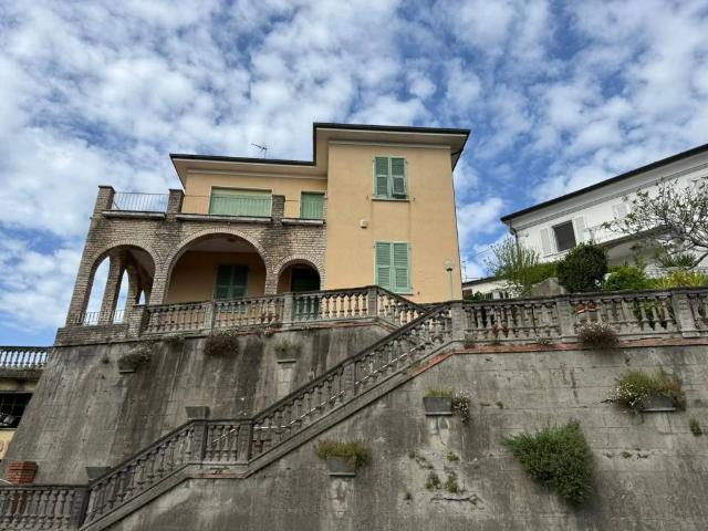 Villa Indipendente in vendita a Arcola, Liguria