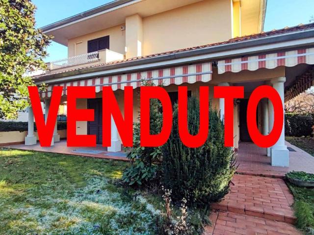 Villa Indipendente in vendita a Bernate, Arcore