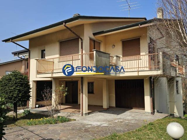 Villa Indipendente in vendita a Arcore, Lombardia