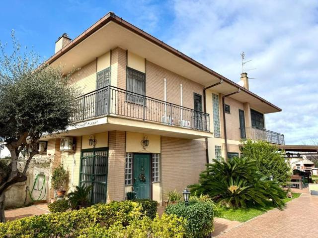 Villa Indipendente in vendita a Colle Romito, Roma Capitale