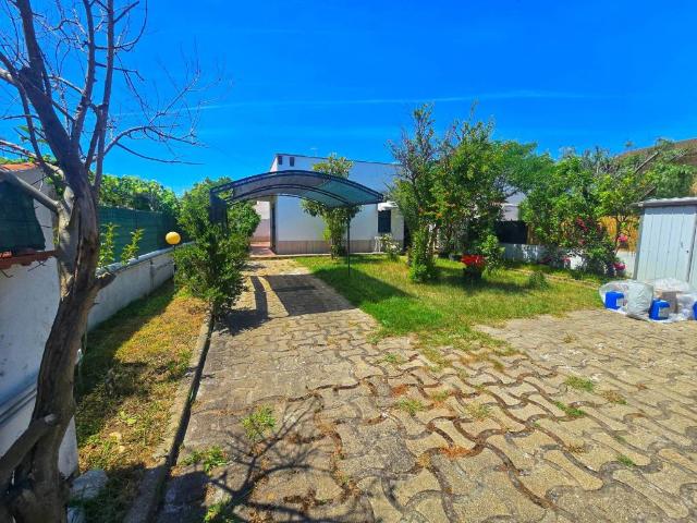 Villa Indipendente in vendita a Marina di Tor San Lorenzo, Roma Capitale