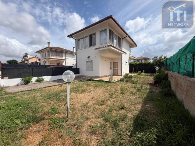 Villa Indipendente in vendita a Marina di Tor San Lorenzo, Roma Capitale
