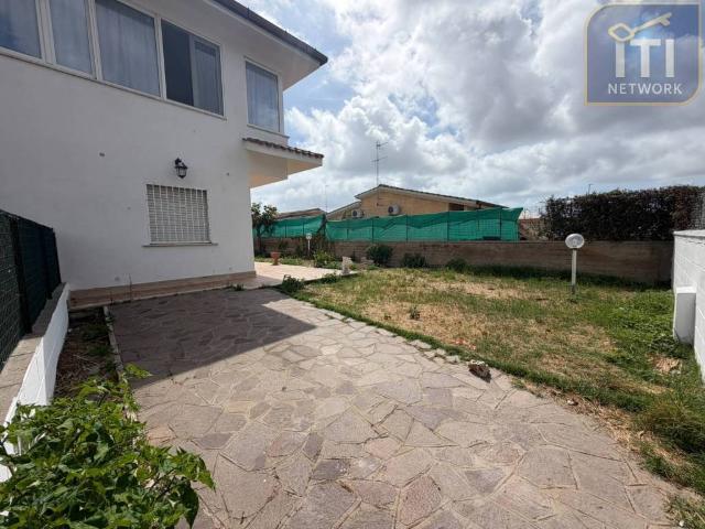Villa Indipendente in vendita a Marina di Tor San Lorenzo, Roma Capitale