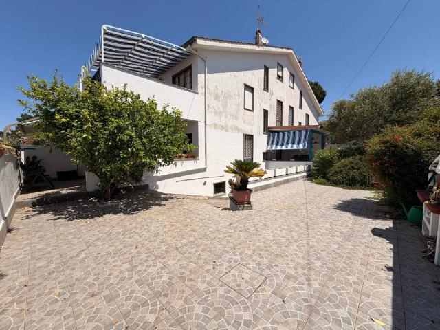 Villa Indipendente in vendita a Marina di Tor San Lorenzo Sud, Roma Capitale