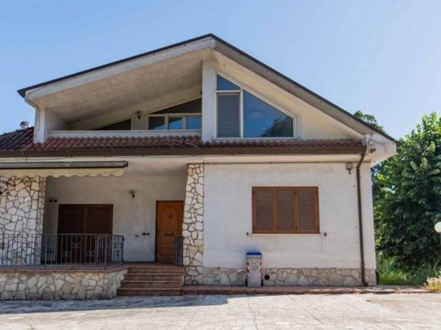 Villa Indipendente in vendita a Marina di Tor San Lorenzo, Roma Capitale