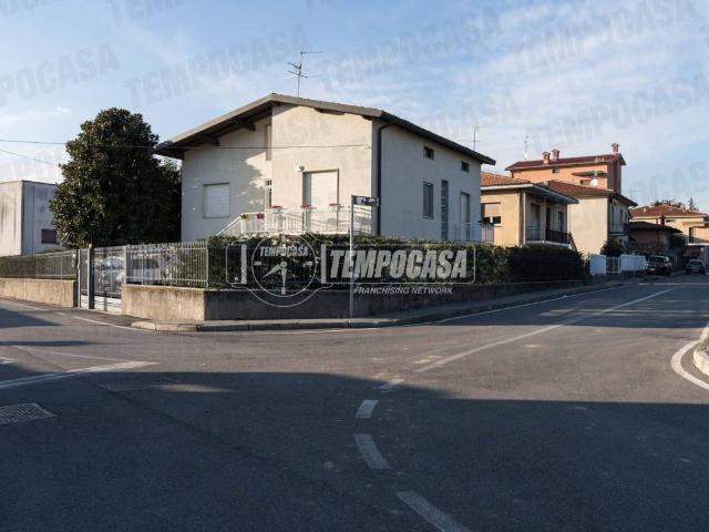 Villa Indipendente in vendita a Arosio, Lombardia