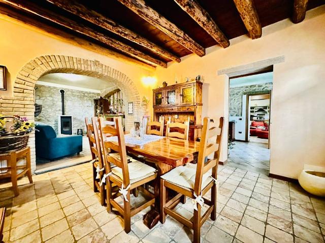 Villa Indipendente in vendita a Arquà Petrarca, Veneto