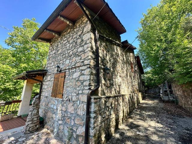 Villa Indipendente in vendita a Tripozzo, Arrone