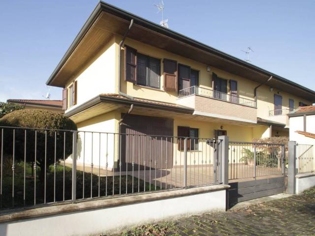 Villa Indipendente in vendita a Arzago D'adda, Lombardia
