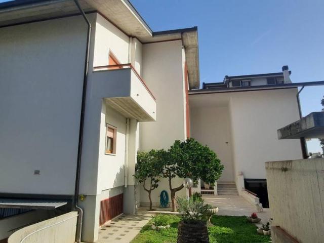 Villa Indipendente in vendita a Santi Filippo e Giacomo, Marche