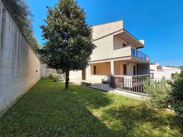 Villa Indipendente in vendita a Santi Filippo e Giacomo, Marche