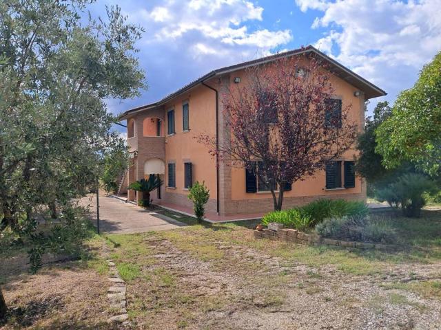 Villa Indipendente in vendita a Campo Parignano, Marche