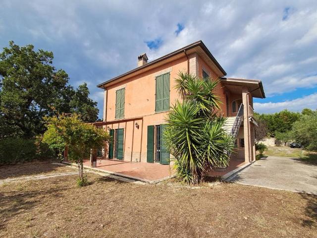 Villa Indipendente in vendita a Campo Parignano, Marche