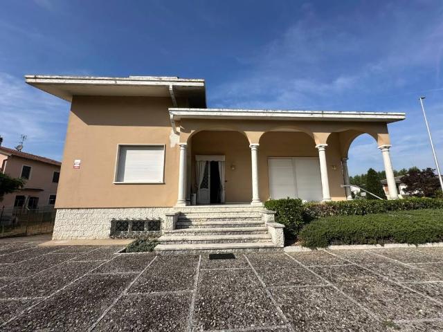 Villa Indipendente in vendita a Castelnuovo, Asola