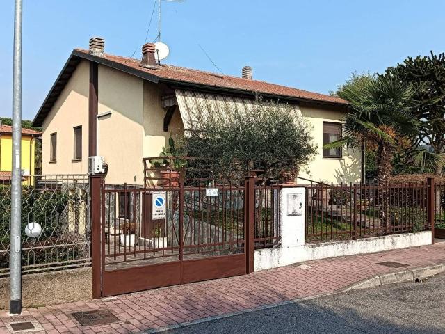 Villa Indipendente in vendita a Assago, Lombardia