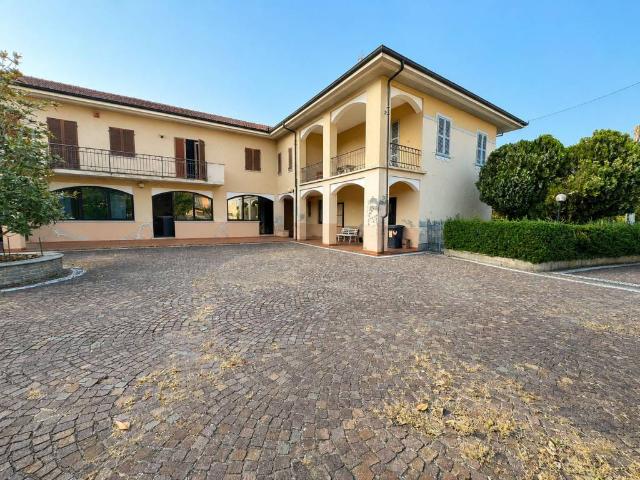 Villa Indipendente in vendita a Serravalle, Asti