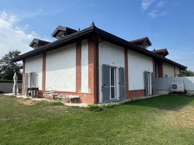 Villa Indipendente in vendita a Palucco, Asti