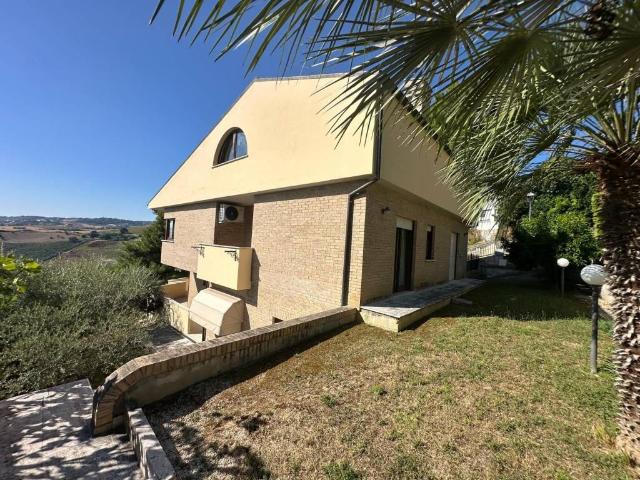 Villa Indipendente in vendita a Atri, Abruzzo