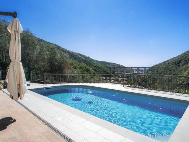 Villa Indipendente in vendita a Avegno, Liguria